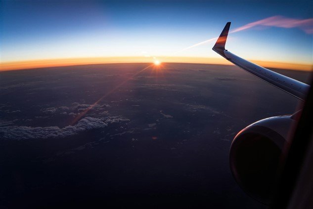 vue d'une aile d'avion et d'un horizon magnifique avec un beau soleil pour illustrer tout le positif qui se trouve au-delà de son job actuel