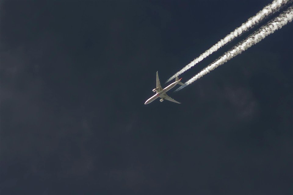 avion en altitude qui vole à une belle vitesse de croisière pour symboliser la réussite quand on trace sa route alors qu'on est coincé dans son job