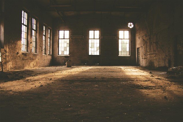Grande pièce d’une maison en ruine, image utilisée pour illustrer ce que signifie quitter un travail toxique et reconstruire après