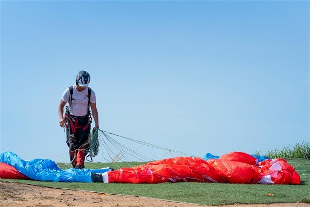 Personne qui s'apprête à plier son parachute, métaphore de la préparation avant de quitter un travail toxique