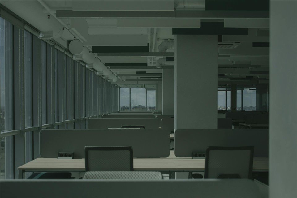 Photo d'un open space vide et froid, pour illustrer la culture toxique dans certaines entreprises
