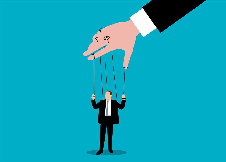 Illustration d'un manager toxique et manipulateur, qui contrôle les mouvements d'un employé tel une marionnette, une des causes de travail toxique