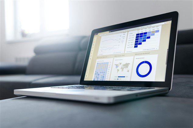 Dashboard de résultats sur un ordinateur, symbolisant la priorité donnée à la performance plutôt qu'au bien-être des équipes face à un manager toxique