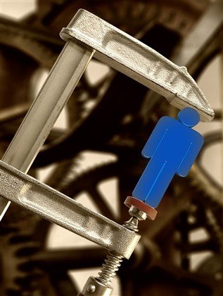 Illustration d’un étau serrant une figurine de bonhomme bleu, symbolisant la pression descendante exercée par un manager toxique sur ses collaborateurs.