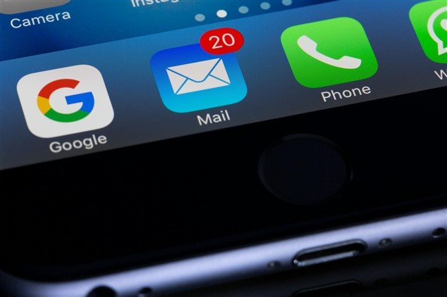 Capture d'écran d'une partie de l'écran d'un smartphone montrant les notifications avec 20 mails en attente pour illustrer la surcharge de travail qui continue d'avoir des conséquences hors des horaires de travail malgré le droit à la déconnexion