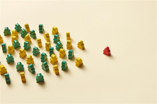 collègue isolé symbolisant la toxicité d’un environnement de travail.