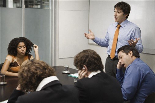 Collègue qui joue au petit chef en réunion, le reste de l'équipe n'écoute pas, les autres collègues sont visiblement agacés ou moqueurs