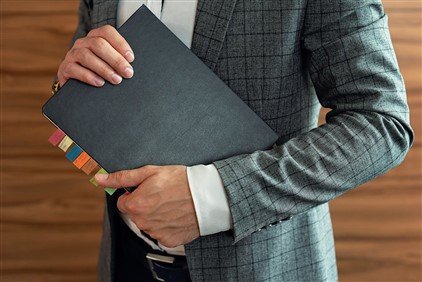 Professionnel élégant et organisé au bureau, symbole de rigueur au travail